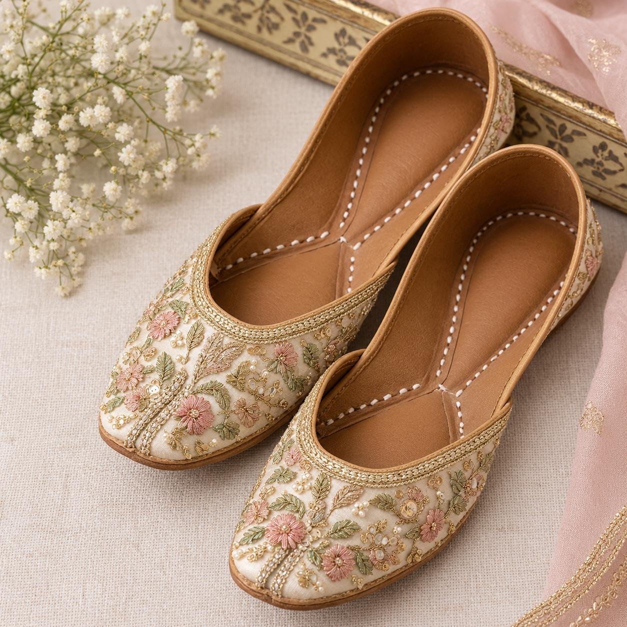 Floral embroidered Punjabi jutti